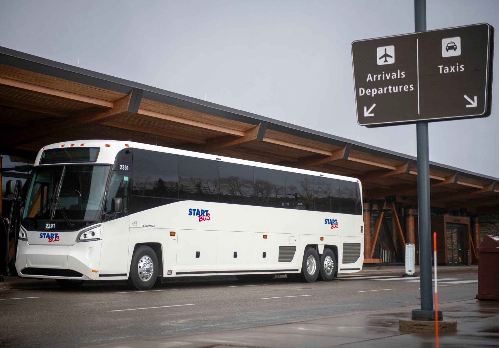 jhnewsandguide.com - Charley Sutherland / Government Reporter - Despite parking woes, Jackson Hole Tourism Board gives $25,000 to market airport bus