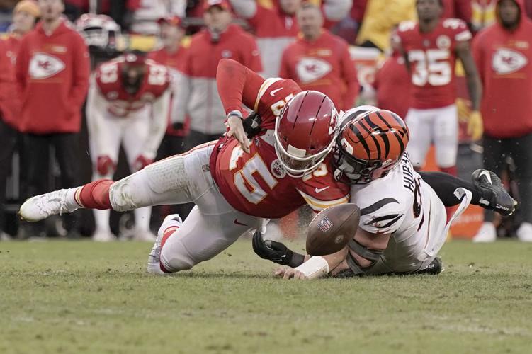 Last-second roughing call sets up Chiefs to win AFC title, deny Bengals  repeat - The Boston Globe