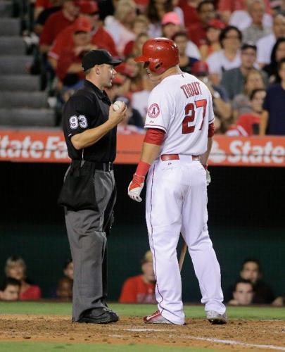 Mike Redmond kicks dirt around home plate after ejection (Video)