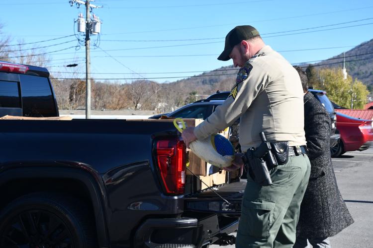 Unicoi County man hands out turkeys to Unicoi County Sheriff's