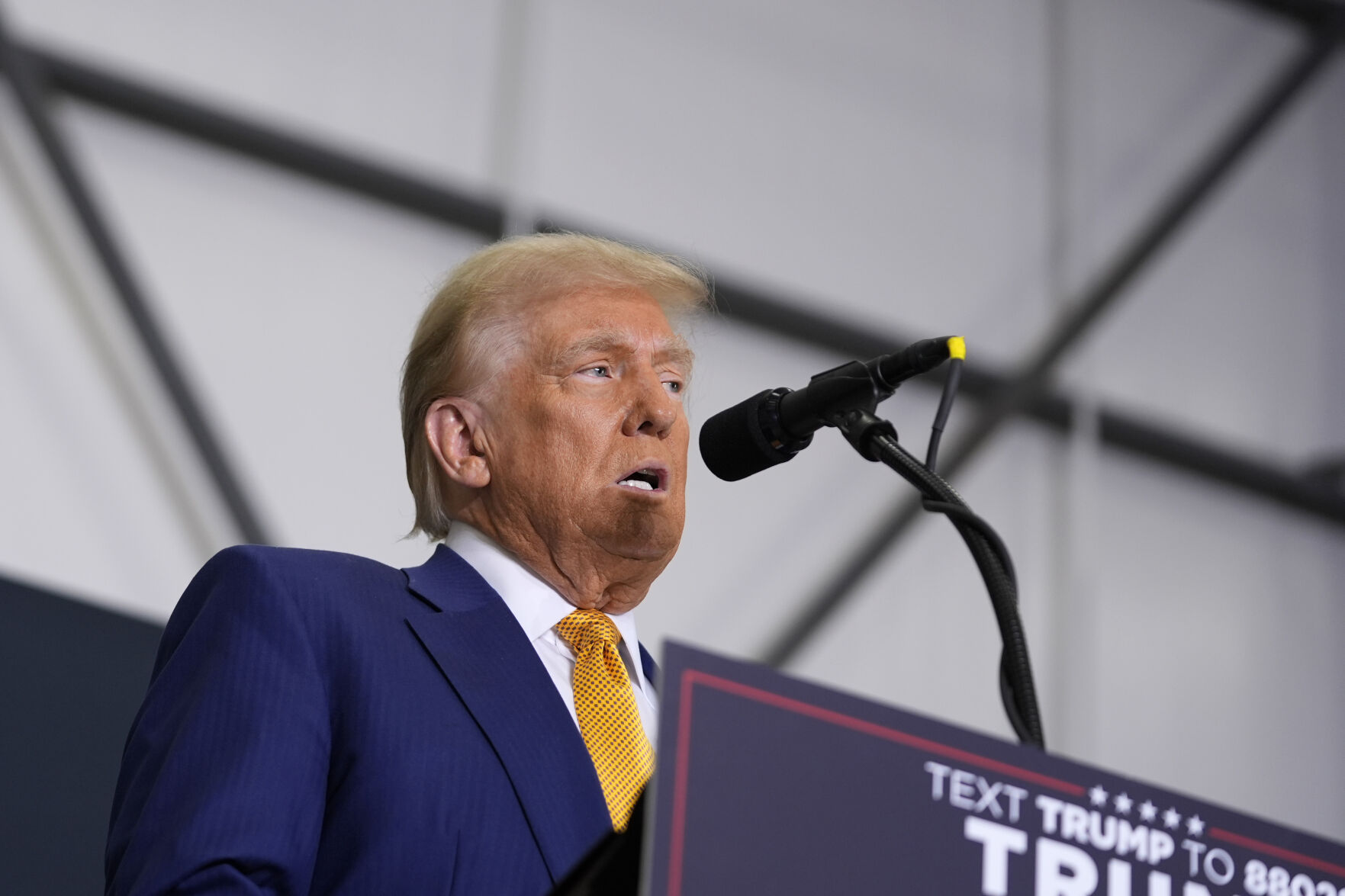 Trump Leaves Michigan Rallygoers Waiting In The Cold For Hours To Tape ...