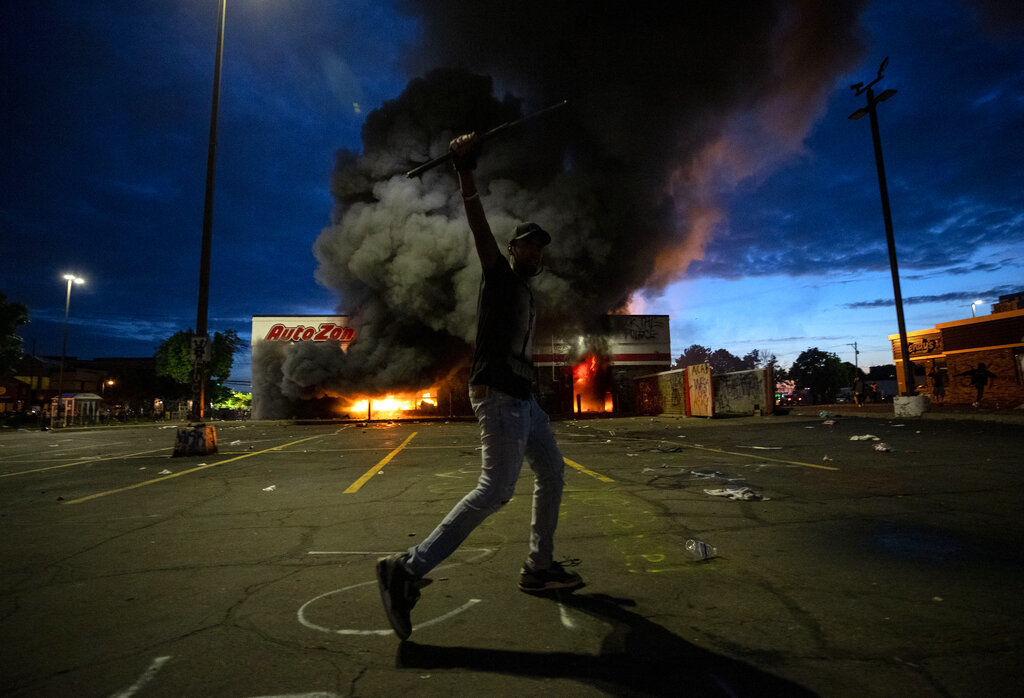 Mobs of looters target Bay Area retailers for third straight day