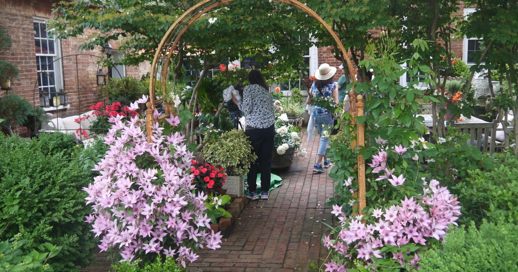 Shepherdstown Community comes together for tea and garden tours - Vimarsana News