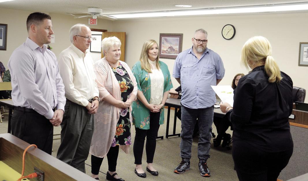 Monticello swears in five council members News