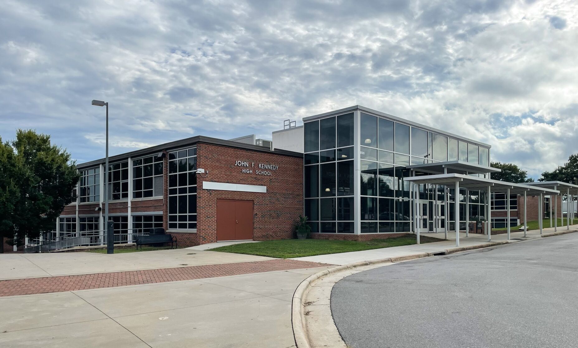 Forsyth schools staff makes school closure
