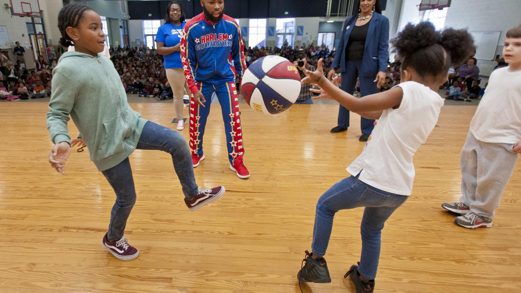 Photos Harlem Globetrotter Visits Ibraham Elementary Galleries Journalnow Com