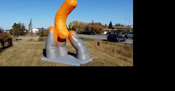Giant roadside Cheeto attracts a crowd in Canada - Vimarsana News