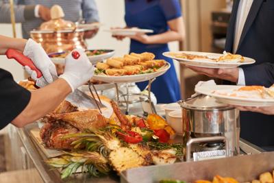 Ask Sam What Restaurants Are Open On Thanksgiving Cropped Imaged Of Waiter Cutting Turkey For Guests At Restaurant