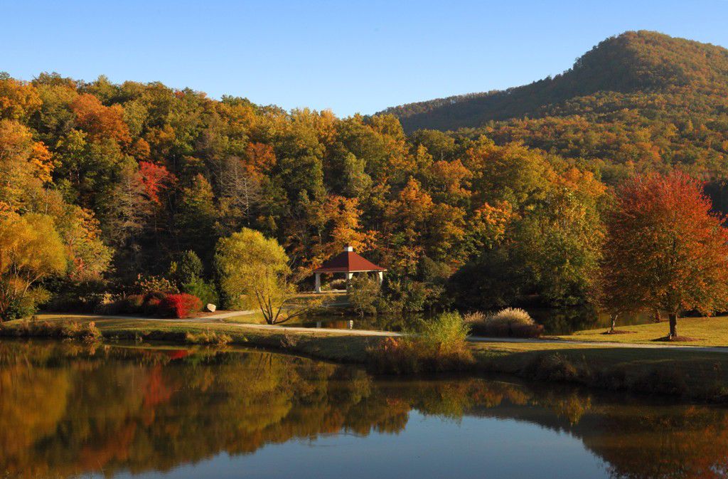 GETAWAY Lake Lure & Chimney Rock Features
