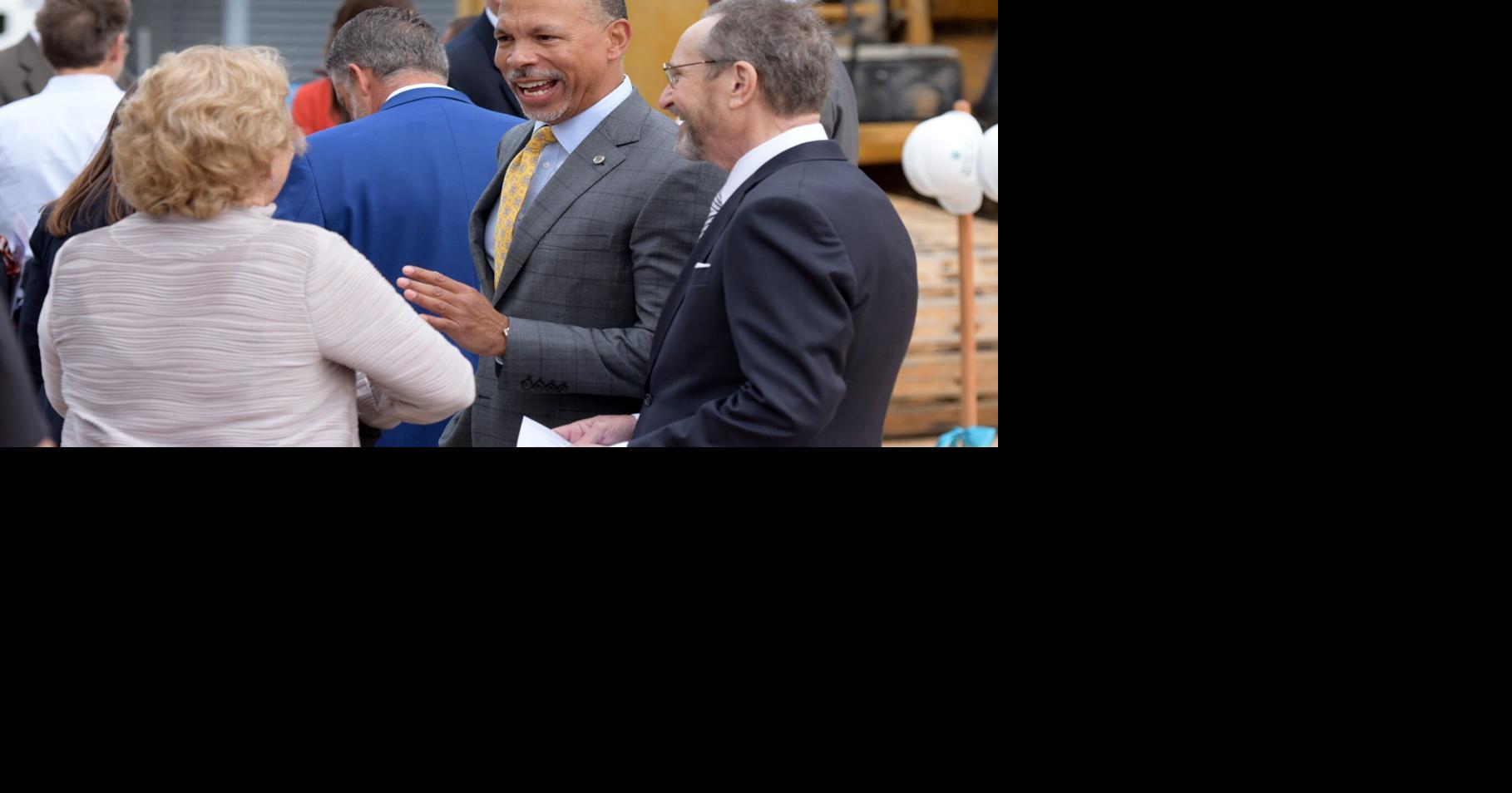 Healthcare executive pay narrows cap with corporate CEOs