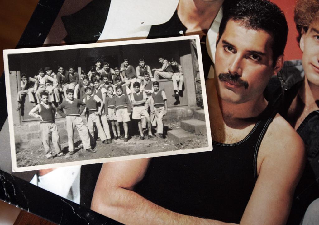 Fake Teeth Crash Diets And High Notes How Rami Malek Nailed Freddie Mercury In Bohemian Rhapsody