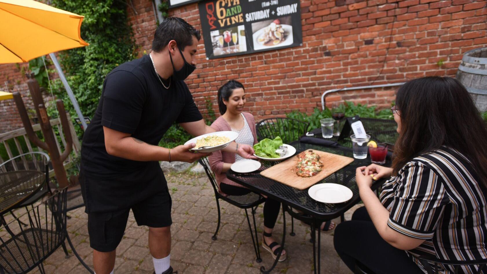 Restaurant business is on the rise, but workers are hard to find - Vimarsana News