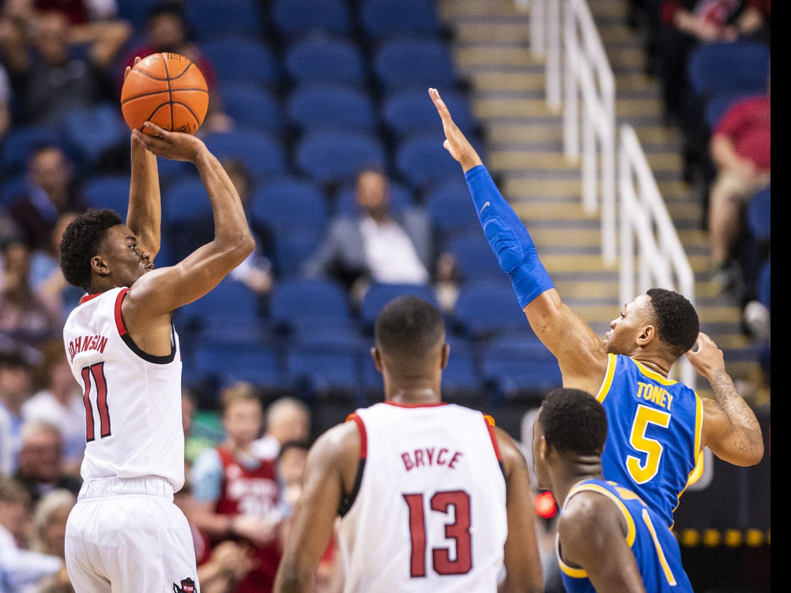 Daniels Helps Nc State Top Pittsburgh 73 58 In Acc 2nd Round