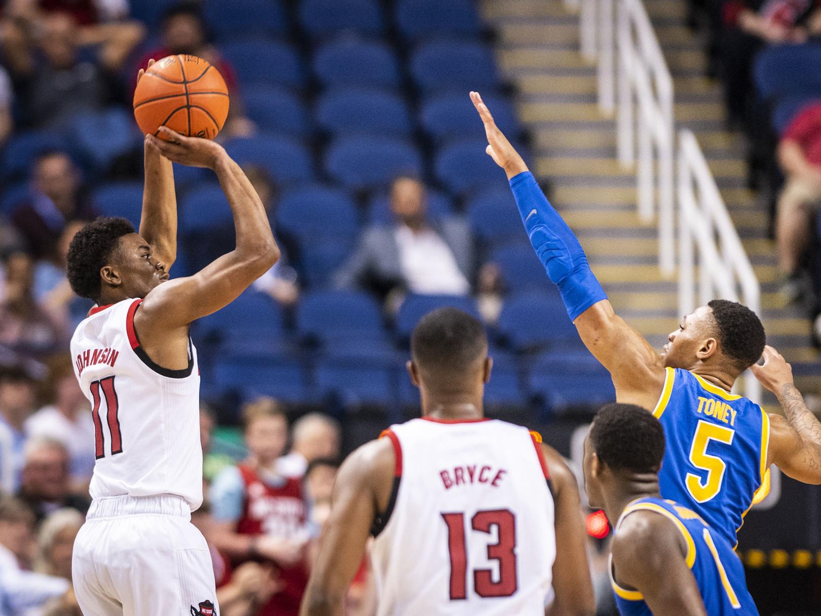 Daniels Helps Nc State Top Pittsburgh 73 58 In Acc 2nd Round