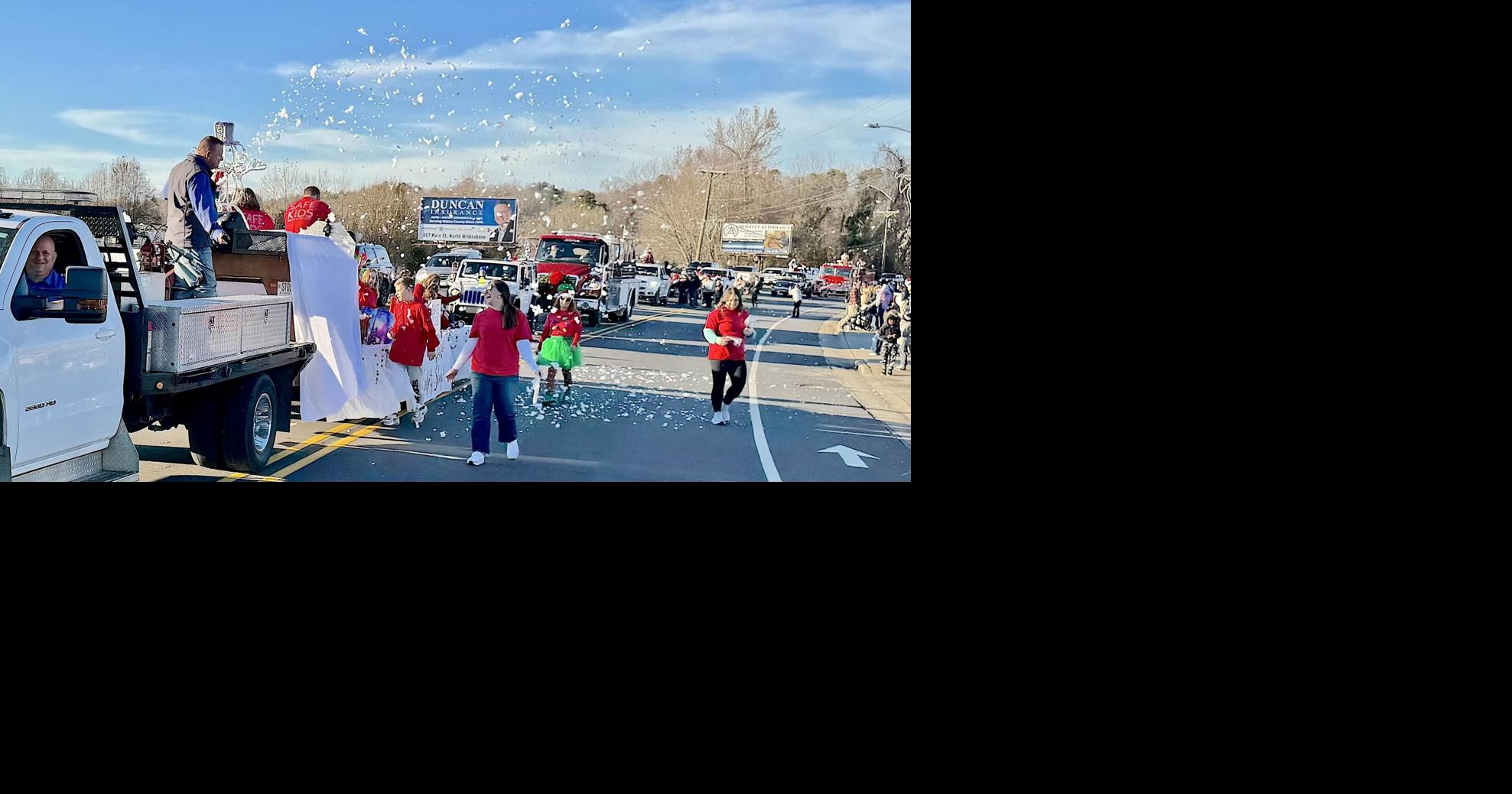 Crowd lines streets of 2 towns for parade | News | journalpatriot.com