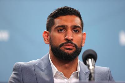 Boxer Amir Khan says he was robbed at gunpoint in London