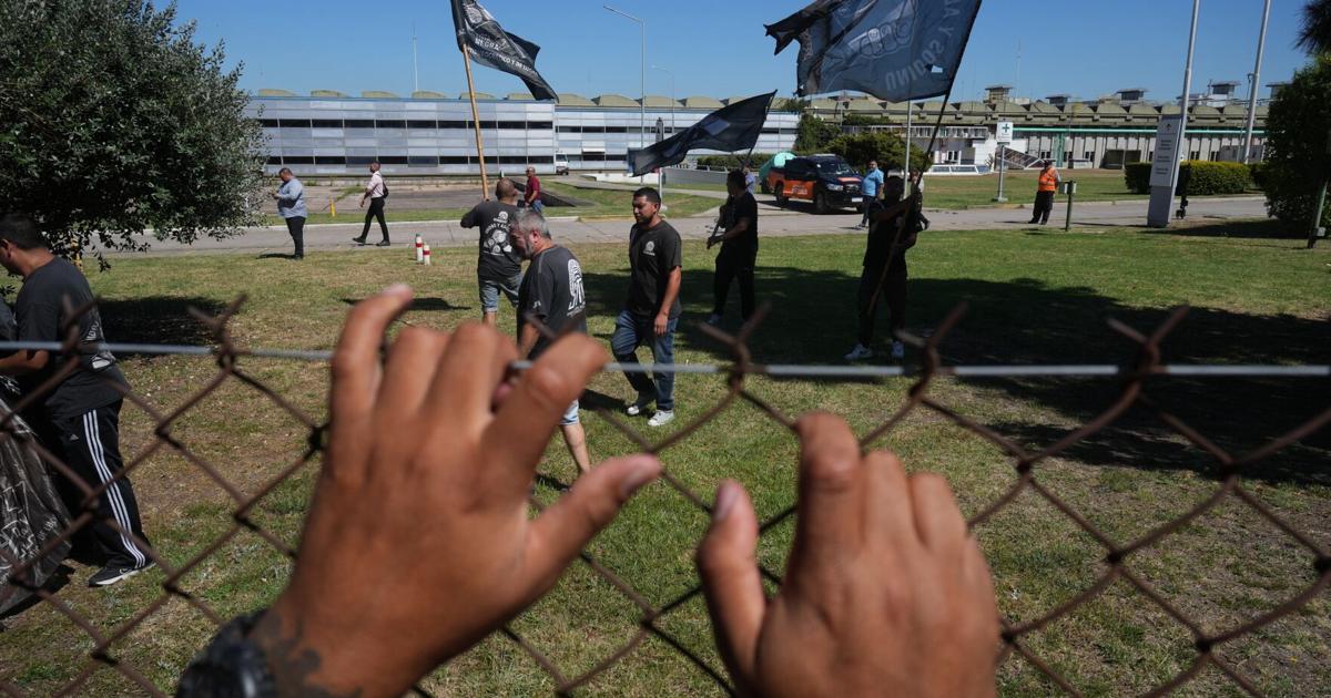 La revisión de Milei de la ley laboral de Argentina avanza en el Congreso mientras los sindicatos realizan huelga en protesta.