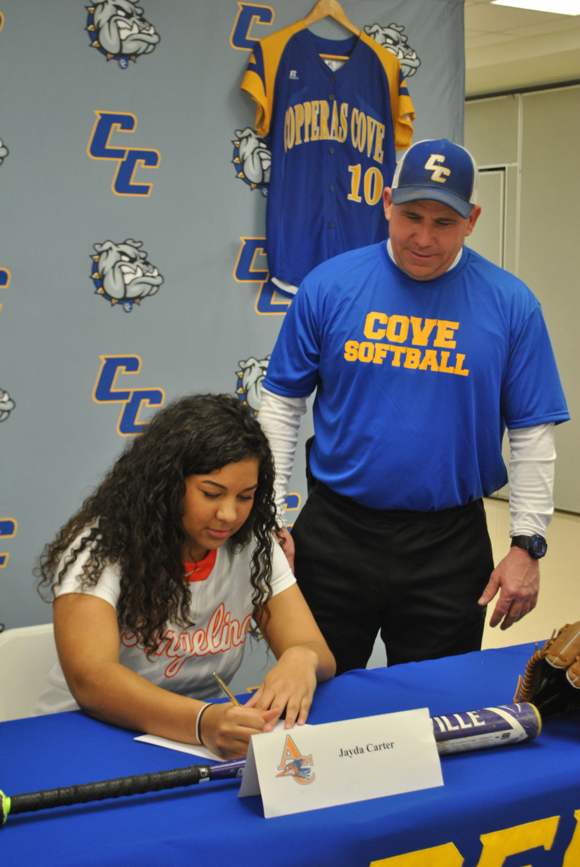 Cove softball standout Jayda Carter signs to Angelina College