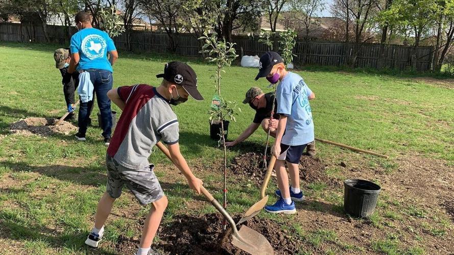 Troops from Fort Hood help to beautify neighboring Nolanville