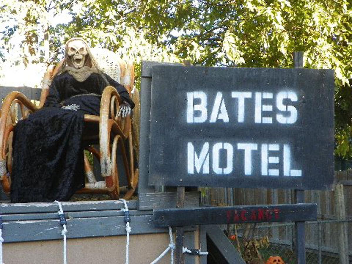Killeen resident designs outdoor haunted house for 17th year News