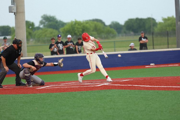 Fifth-inning burst knots series at 1-1