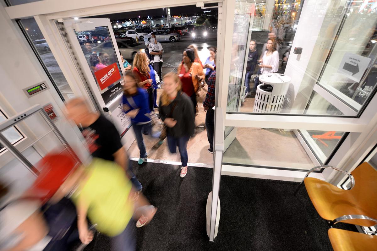 Holiday Sales Draw Shoppers To Area Stores Local News Kdhnews Com