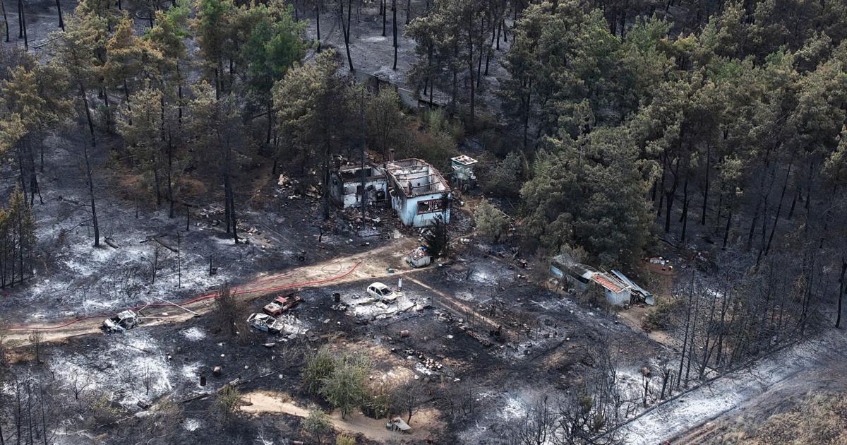 Οι πυρκαγιές σκοτώνουν πατέρα και γιο στην Ελλάδα και προκάλεσαν εκκενώσεις σε 2 χωριά