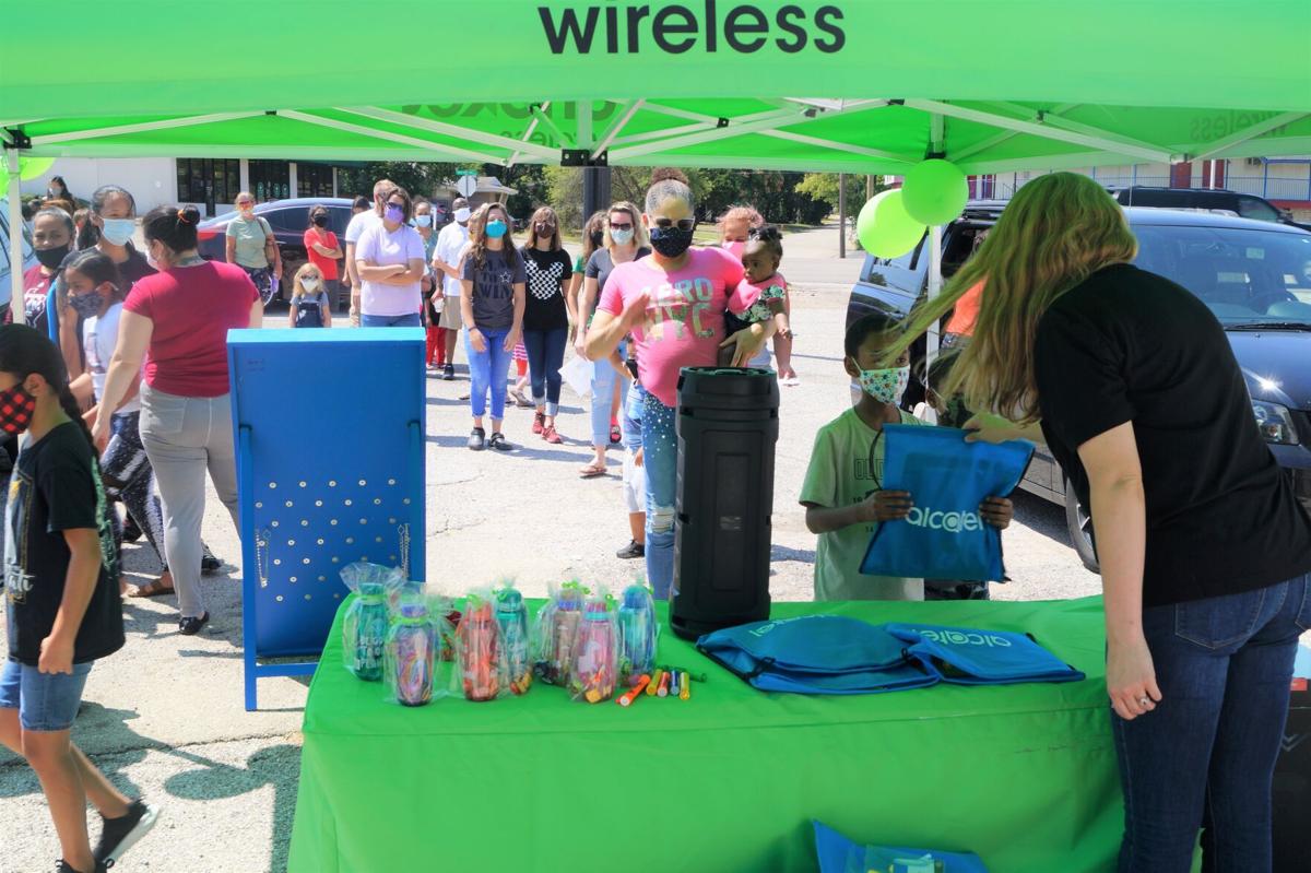 Cricket Wireless Employees In Cove Team Up To Provide Free Backpacks Local News Kdhnews Com