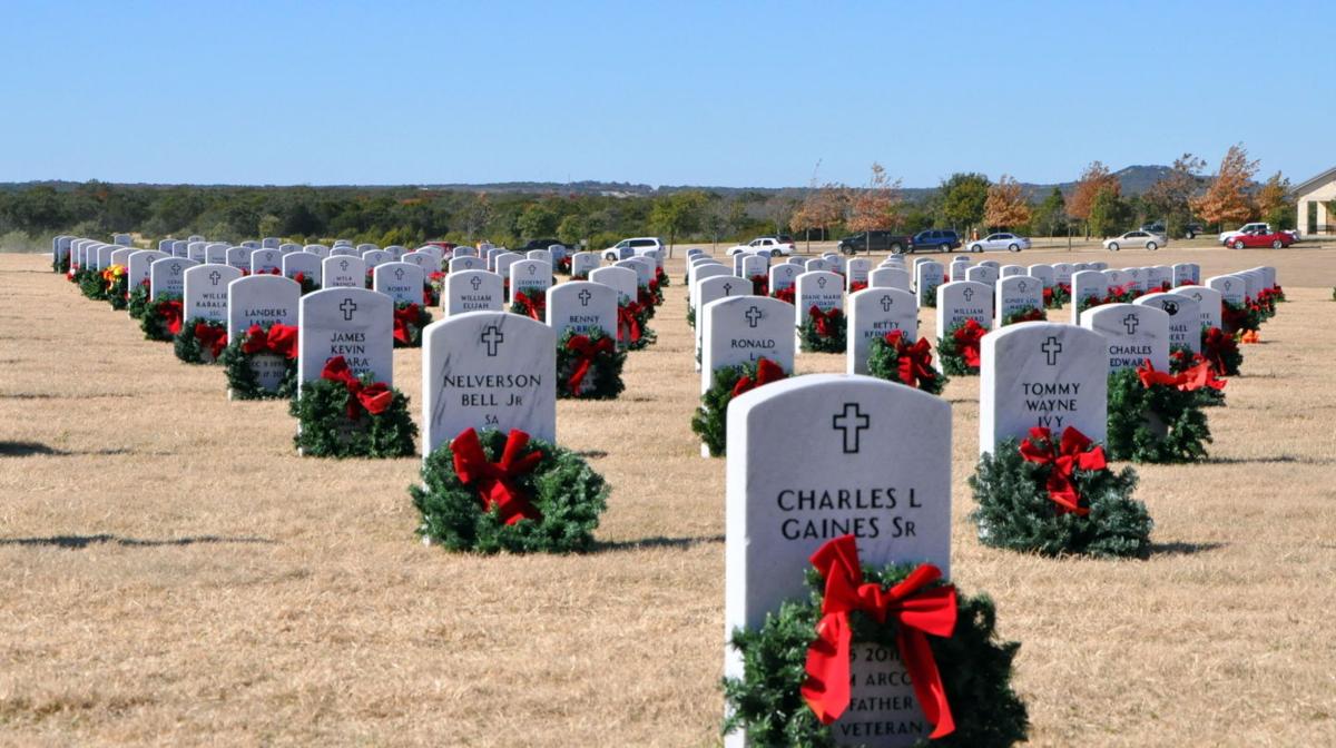 Thousands show up to place wreaths at Central Texas State Veterans