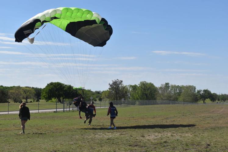 Retired paratroopers skydive in Killeen for Iraq war reunion