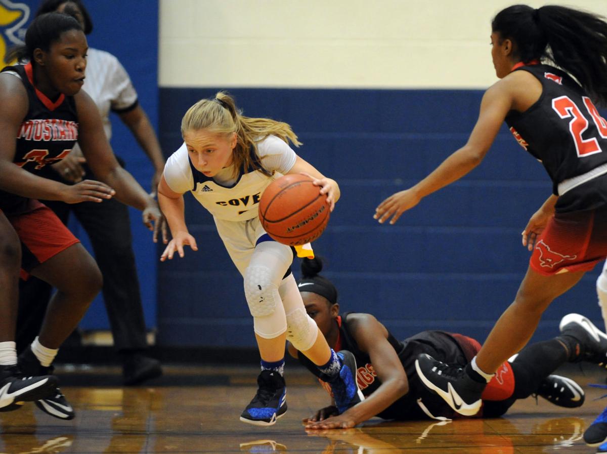Basketball Lady Dawgs Rain 11 3 Pointers In 72 38 Rout Of Manor