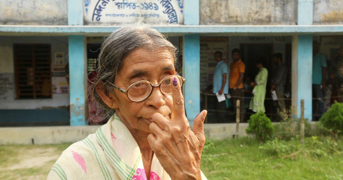 राष्ट्रीय मतदाता सूची शुद्धिकरण के बाद भारत के पश्चिम बंगाल राज्य में मतदान शुरू हो गया है