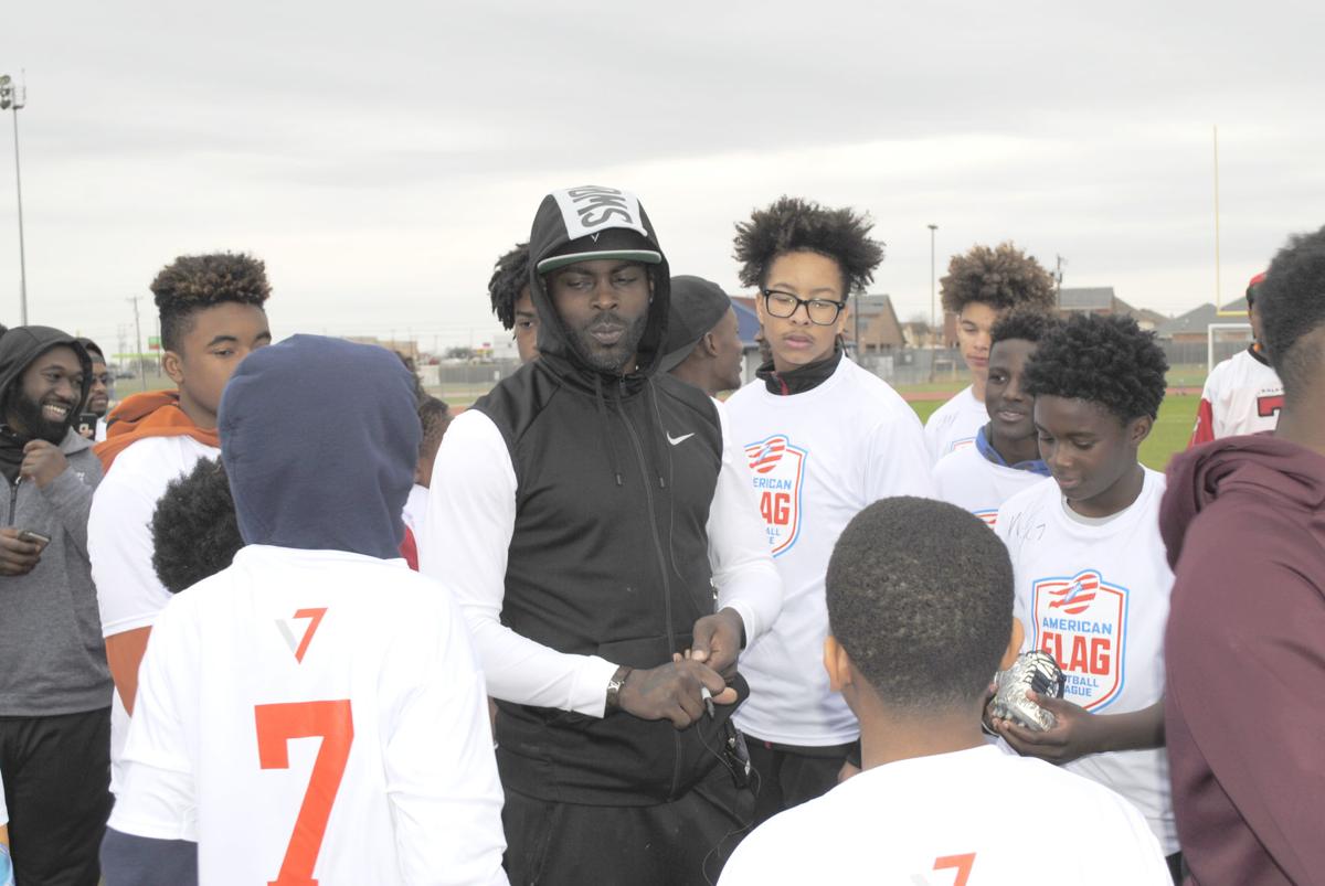 Former Nfl Player Hosts Football Camp For Students Local News