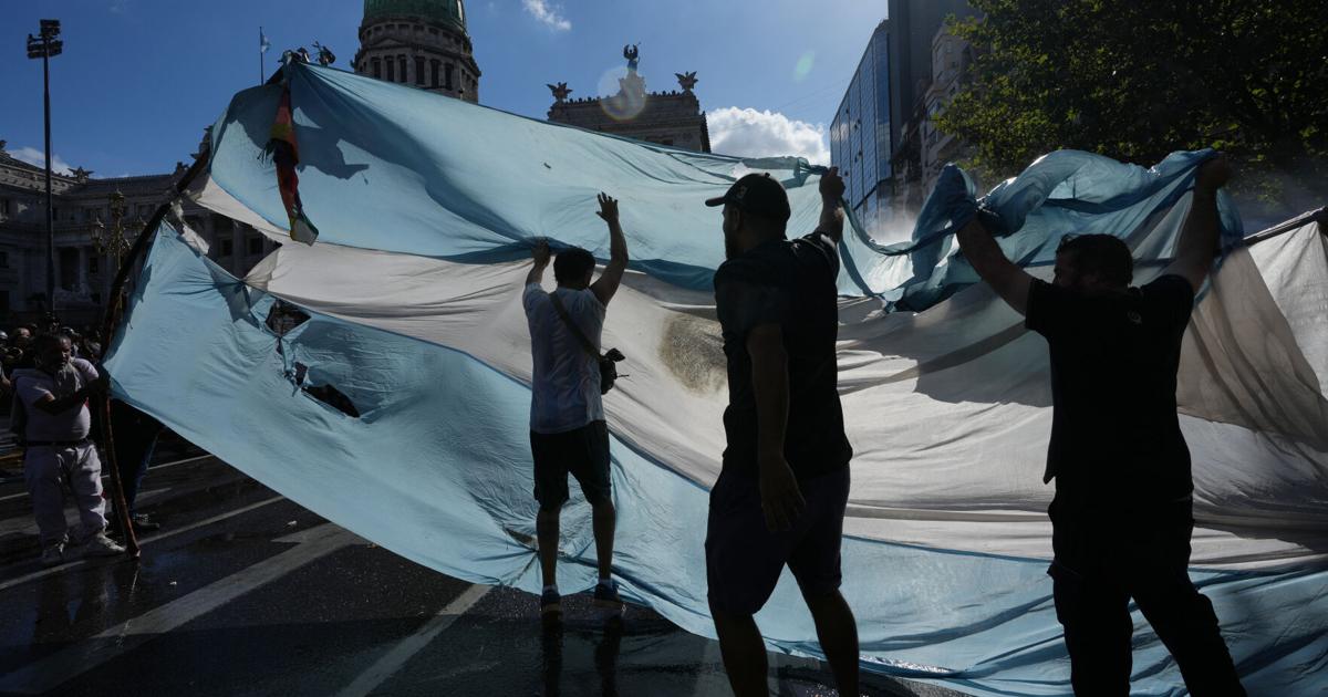 Los legisladores argentinos aprueban una histórica reforma laboral promovida por el presidente Javier Milei