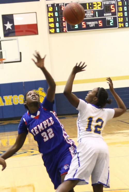 Lady Dawgs hold off Tem-Cats 53-42