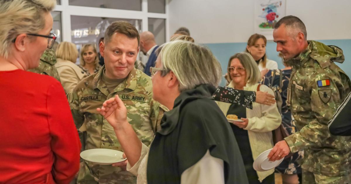 NATO eFP Polska celebruje nauczycieli w społeczności |  Kaptur Fortu Herold