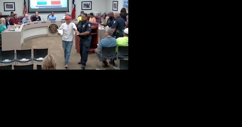 Police remove parent of kindergarten student from KISD board meeting - Vimarsana News