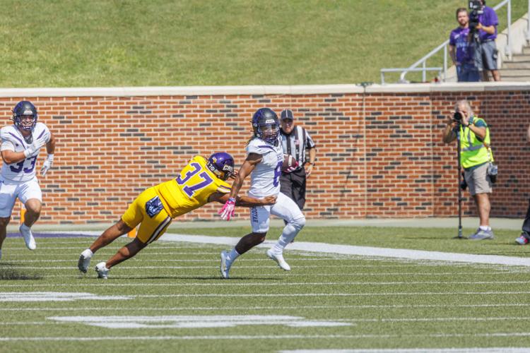 6thranked HardinSimmons forces 4 turnovers to blow out No. 17 UMHB