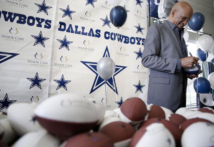 Ex-Cowboys star Drew Pearson visits Heights nursing home