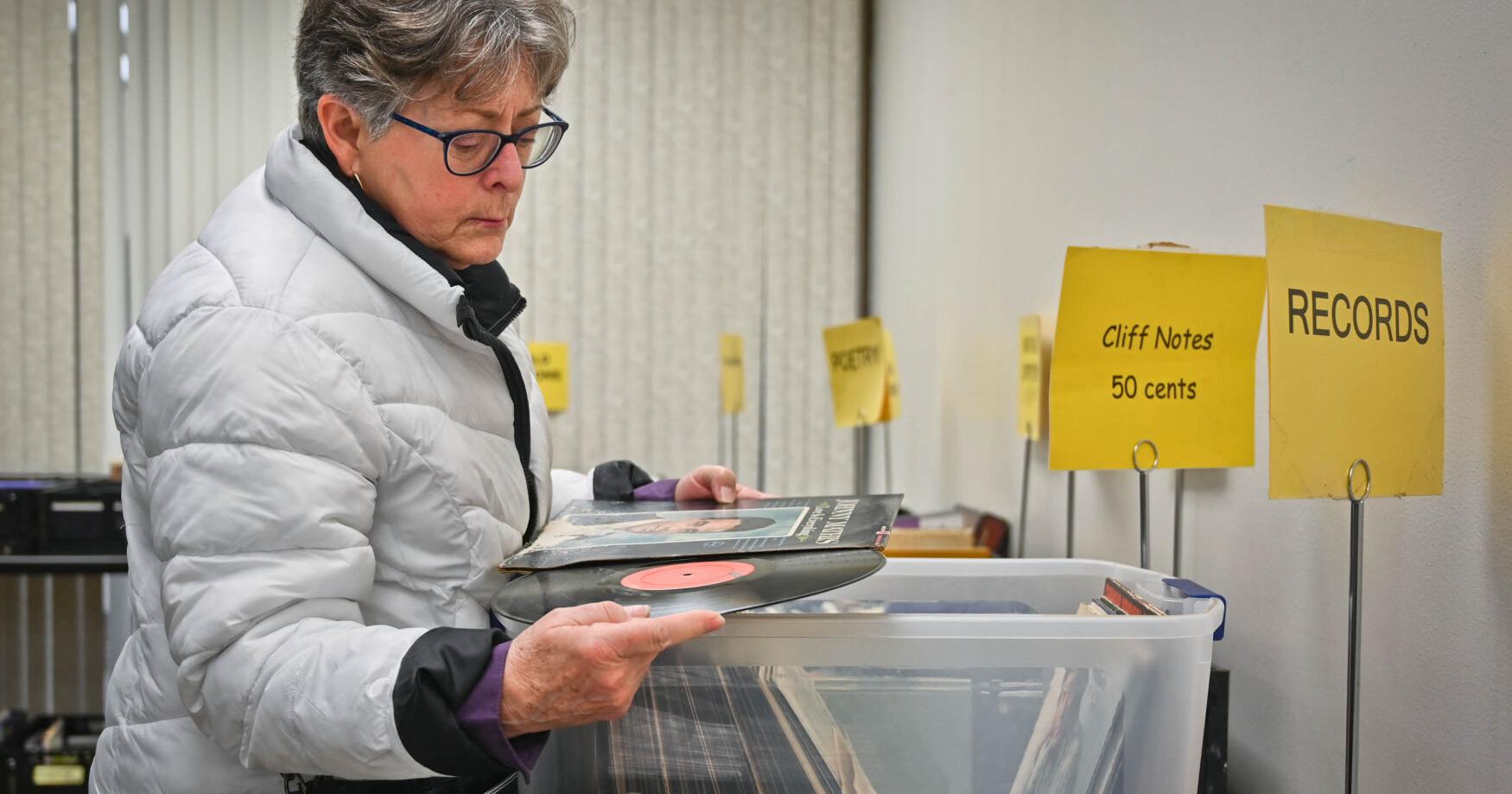 'It's like hunting for treasure': Residents seek bargains at Temple used book sale | Region - Vimarsana News