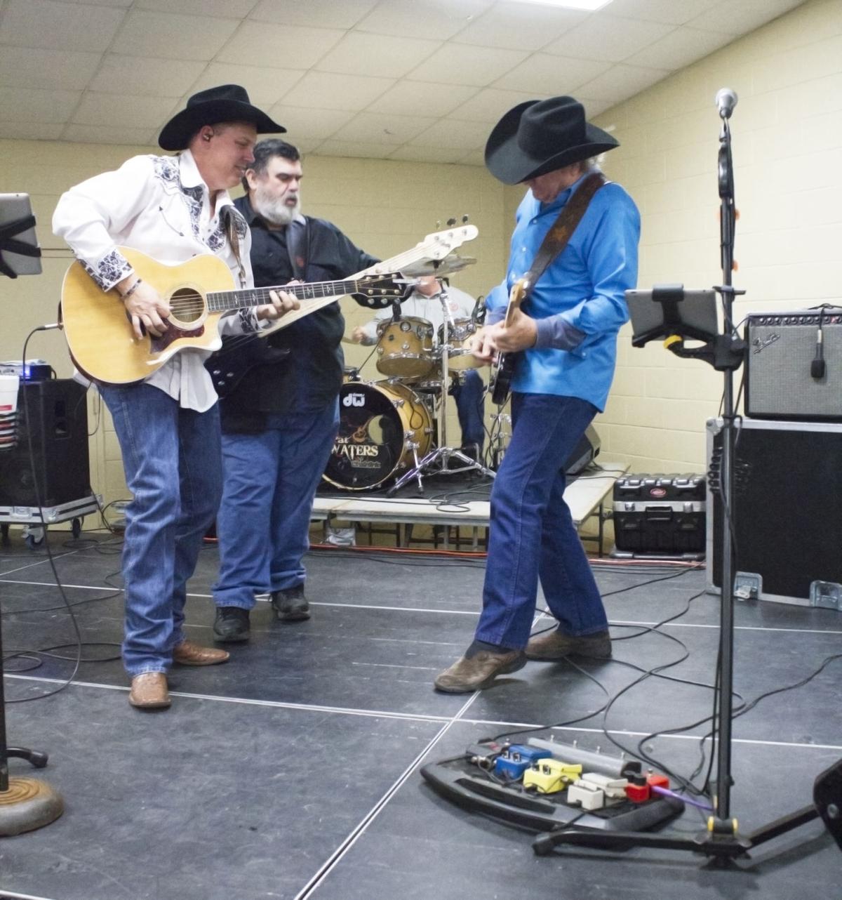 Heart Of Texas Bowl Teams Enjoy Camaraderie Fellowship At Banquet Before Today S Game News Kdhnews Com