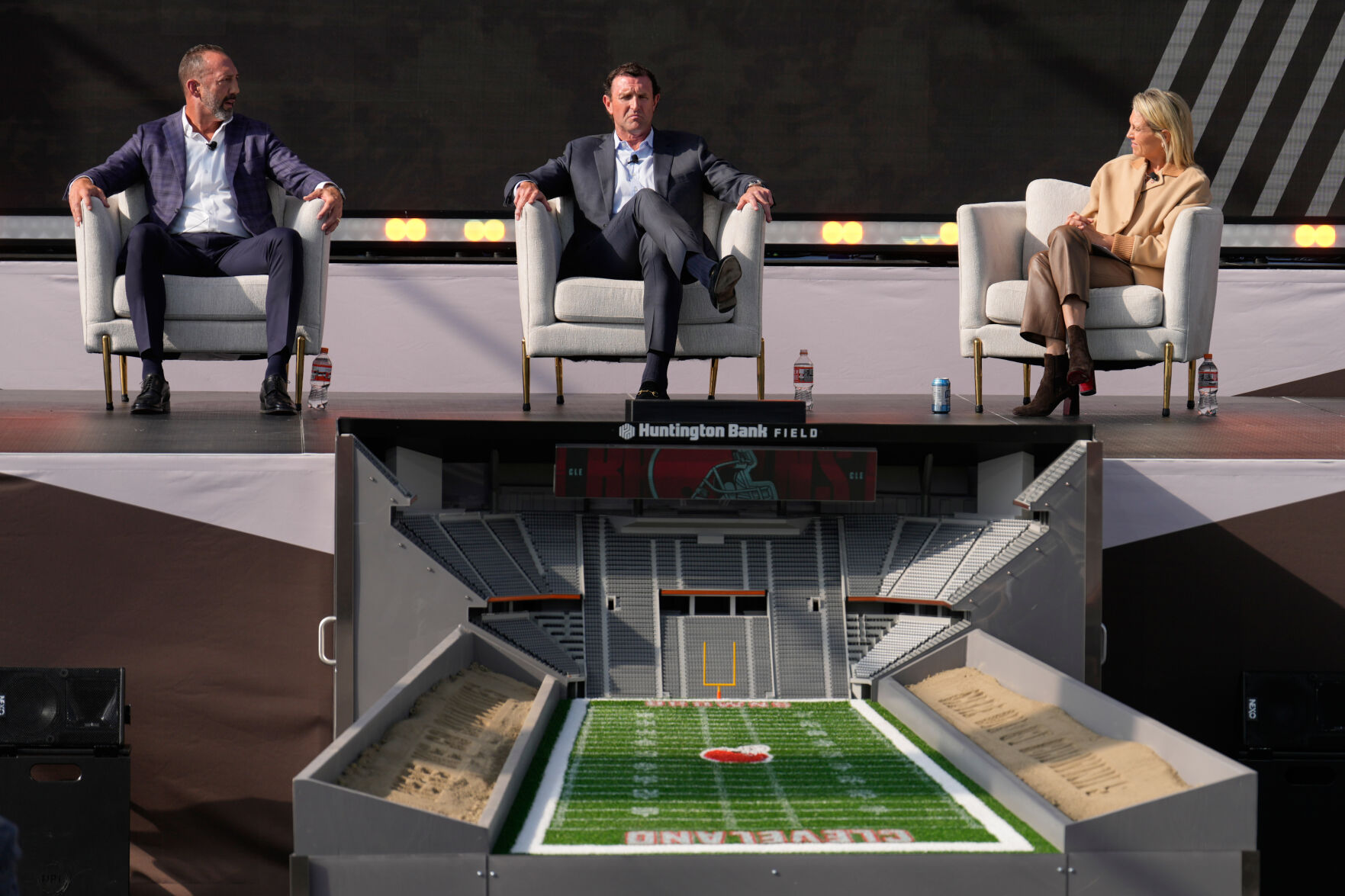 Haslam breaks ground on Browns' $2.6B domed stadium set to open in