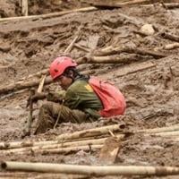 इंडोनेशिया में भूस्खलन से मरने वालों की संख्या बढ़कर 74 हो गई