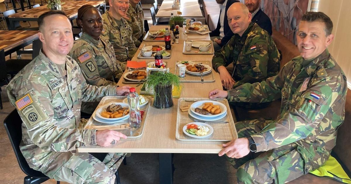 Amerikaanse en Nederlandse strijdkrachten breken brood en bespreken gezamenlijke onderhoudsoperaties op de APS-2-site |  Fort Hood kondigt aan