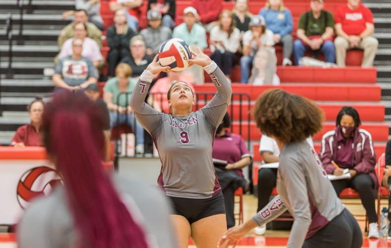 225A VOLLEYBALL Lady Roos grab fourset win in season finale at