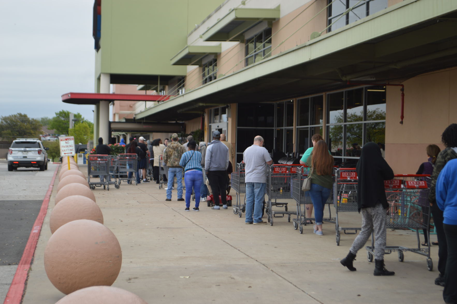 Killeen H-E-B Among Stores Using More Crowd Control | Coronavirus ...