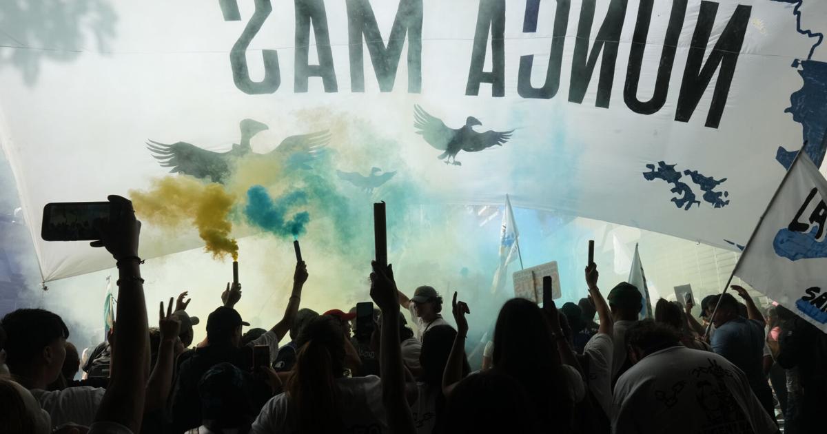 Miles marchan en Argentina para conmemorar 50 años desde el golpe sangriento