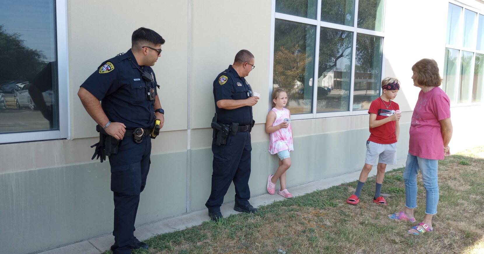 Kids eat snowcones with cops in Copperas Cove - Vimarsana News