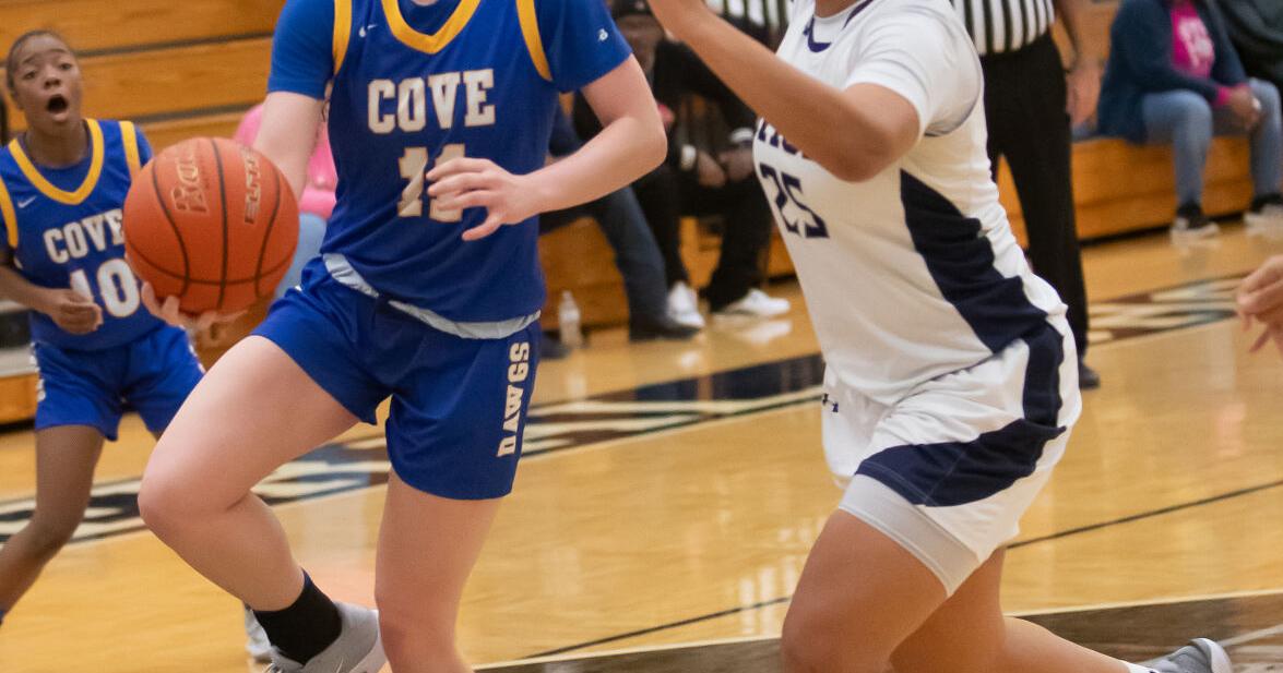 Lady Grey Wolves stymie Lady Dawgs in 51-27 district opener