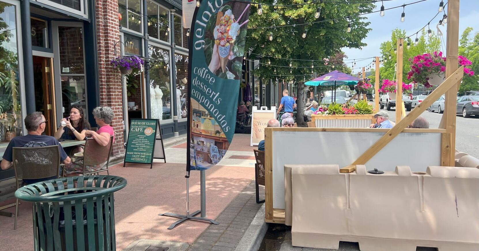 Grants Pass restaurants expanding with outdoor parklets - Vimarsana News
